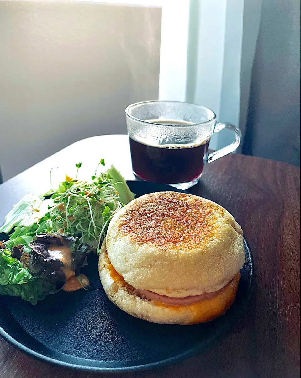 セブンのイングリッシュマフィン&メープルシロップがけ|にゃふてんさん