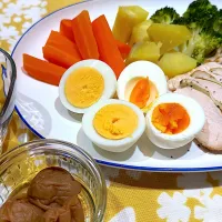 蒸し野菜🥦今日はごはん抜き　実母の手作り鶏ハムが美味しかった〜😊|kaoriさん