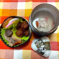 豚汁、鶏唐揚げ甘辛あえ、煮しめ、伊達巻、かまぼこ、おにぎり|jackybeanさん