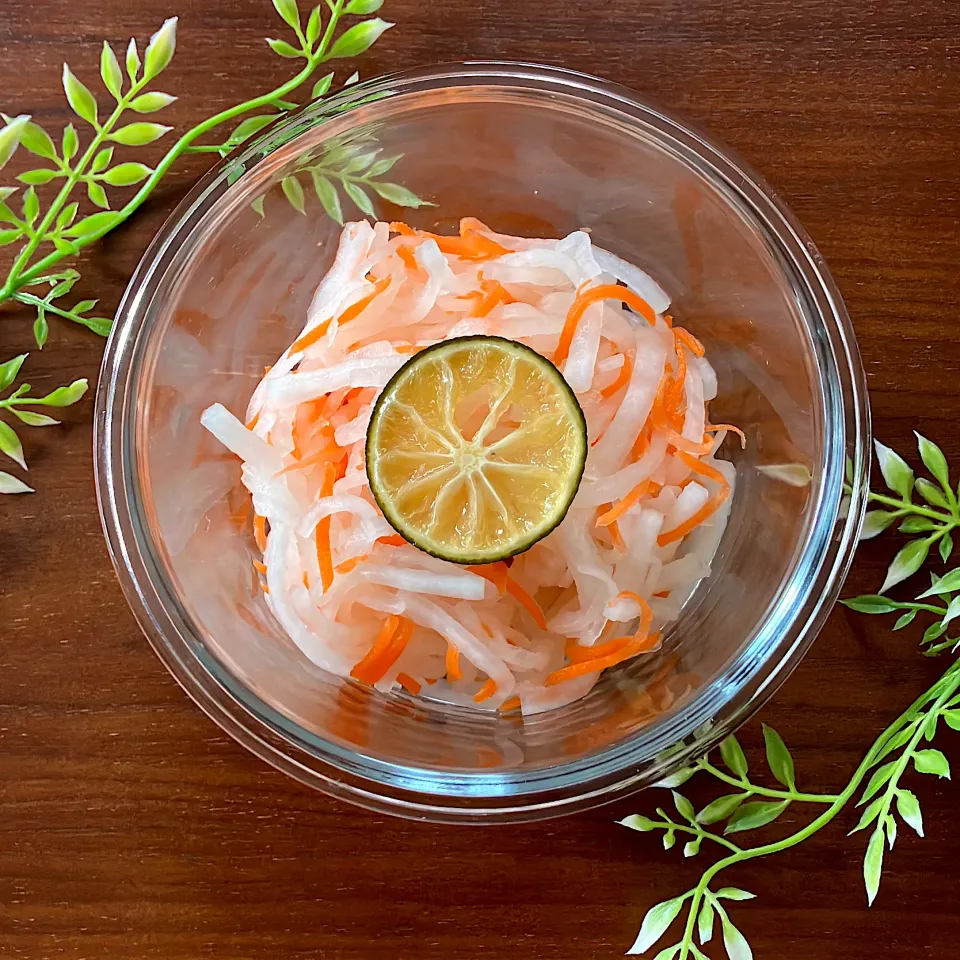 お酢を使わない紅白なます🪭(すだちver.)|紅茶とお菓子と時々ごはんさん