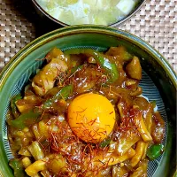 牛もつ野菜炒め丼|すくらんぶるえっぐさん