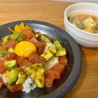 マグロとアボカドのポキ丼と具だくさん豚汁|ふくすけ食堂さん