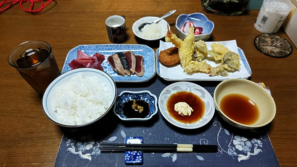 ご飯、めばちまぐろの切り落とし、鰹のたたき、コロッケと天ぷら盛り合わせ、酢だこ、六条麦茶、練乳&カシスジャムかけ手作り牛乳ゼリー(夕飯)|enarinさん