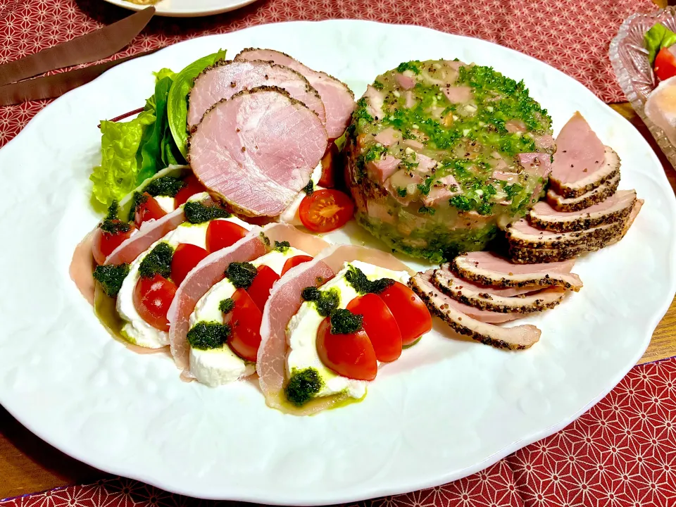 手作りモッツァレラでカプレーゼ・いただいたロースハムでジャンボンペルシエ・ロースハムのパストラミ・鴨のパストラミ|おさむさん