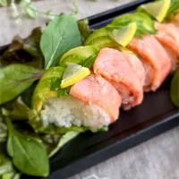 秋鮭のスモークサーモンとアボカドのお寿司|ゆーこどんさん