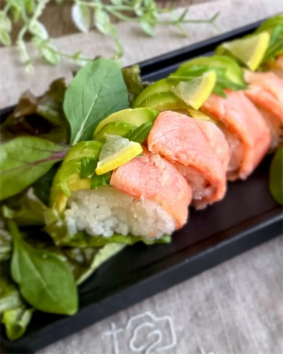 秋鮭のスモークサーモンとアボカドのお寿司|ゆーこどんさん