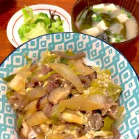 すき焼き丼　キャベツ塩昆布和え　味噌汁|とゆあさん