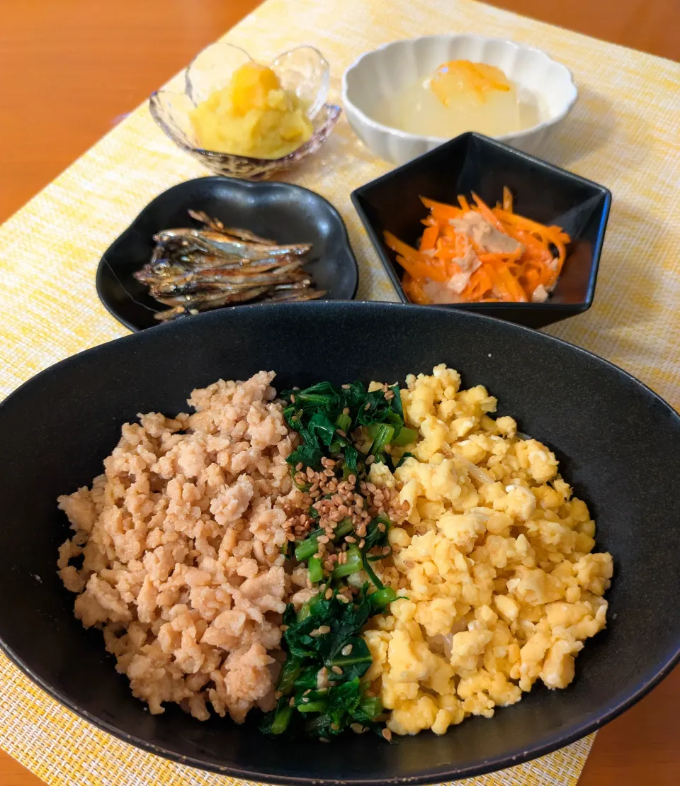 ☆3色丼　☆キャロットラペ　☆田作り　☆栗きんとん　☆柚子寒天|chikakoさん