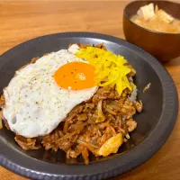 プルコギ目玉焼きのっけ丼と豚汁|ふくすけ食堂さん