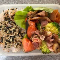 牛肉のトマト炒め、焼鮭、ブロッコリーとベーコンの炒め|あしゃみさん