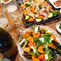 ぎゅうぎゅう焼きと柿とクリチとスモークサーモンのサラダと鶏皮ポン酢