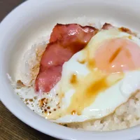 パパ作🥸ベーコンエッグ丼|ぱんだのままんさん