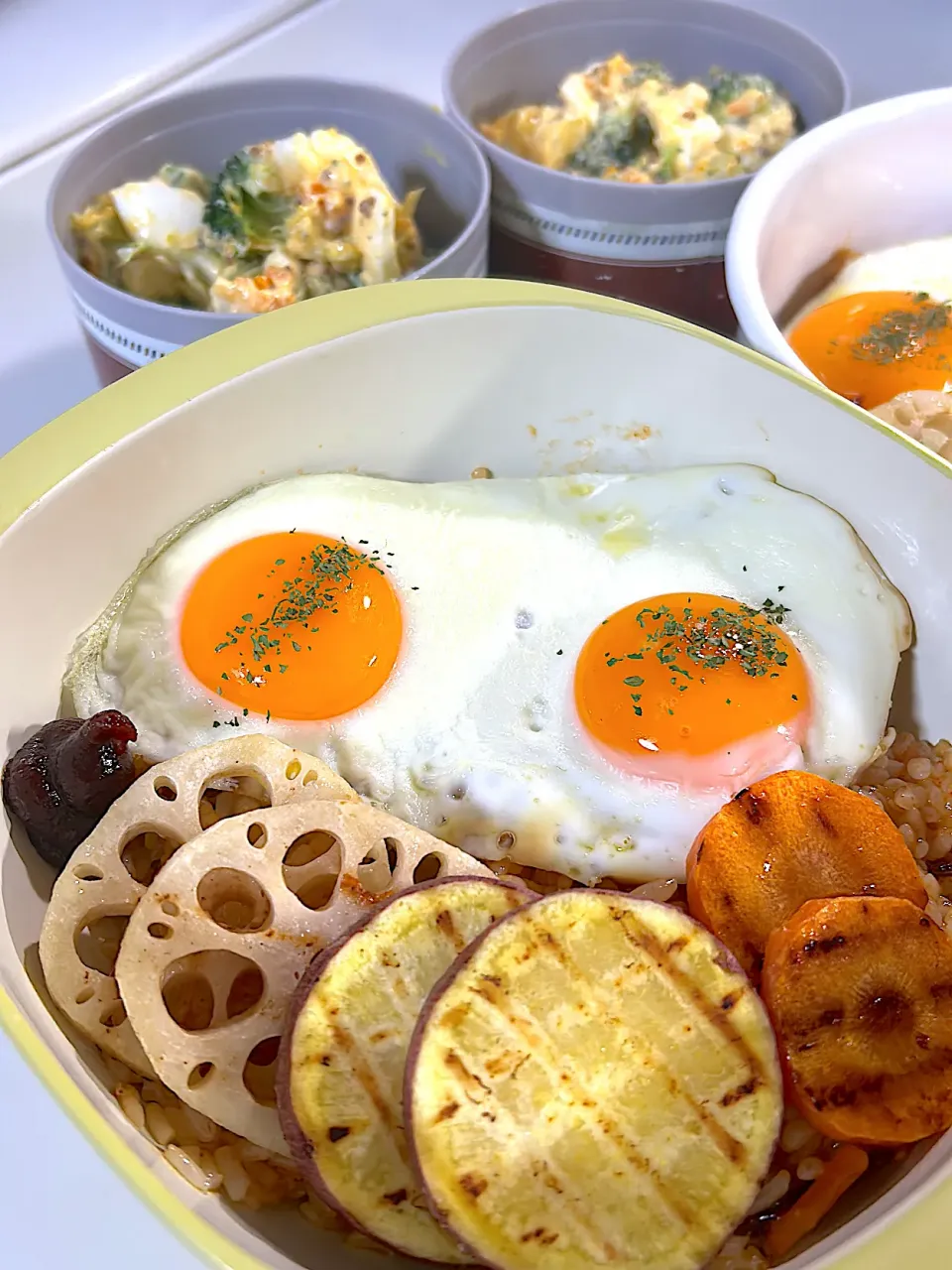 ビビンバ丼弁当　レンコン、さつまいも、人参グリル焼き　ブロッコリー、スナップエンドウ、玉子マスタードサラダ|まゆさん