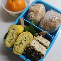 ☆小学生弁当☆鮭お握り、筑前煮、シラス三つ葉卵焼き、松風焼き、みかん|ｼｮｺﾗさん