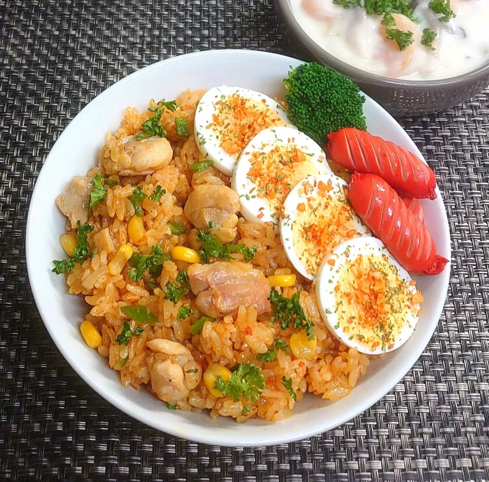 チキンライスとクリームシチューでムスコの置きランチ|からあげビールさん