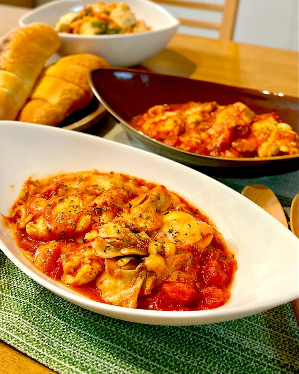 鶏むね肉と舞茸のガーリックトマトバジルチーズ煮|あゆさん