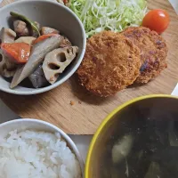 ☆夕飯☆メンチカツ、キャベツ、ミニトマト、ゴボウサラダ、筑前煮、麦入りごはん、すまし汁|ｼｮｺﾗさん