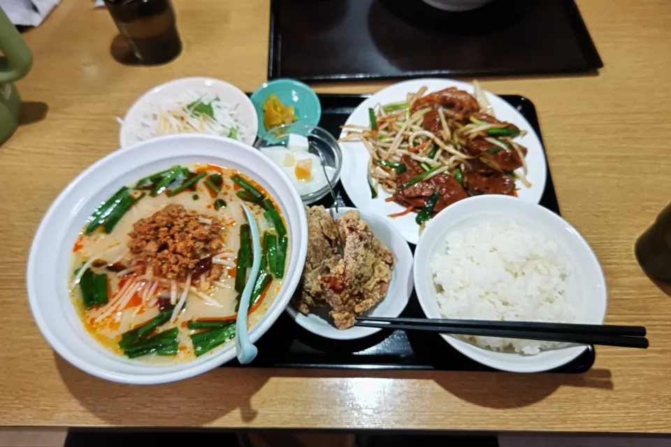 ニラレバー炒め、ご飯、ラーメン(今回は台湾豚骨ラーメンを選択)、鳥のから揚げ、大根サラダ、漬け物、杏仁豆腐、中華飯:中華飯、卵スープ(夕飯)|enarinさん