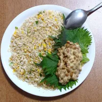 炒飯に大葉と納豆のせて|ナナさん