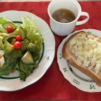 ツナと玉ねぎたーっぷりのトーストと、サラダとさつまいも、舞茸、玉ねぎの味噌汁❣️|tamemitiさん