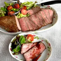 ローストビーフ　赤ワインとお醤油の和風ソースで|Miki (^_−)−☆さん