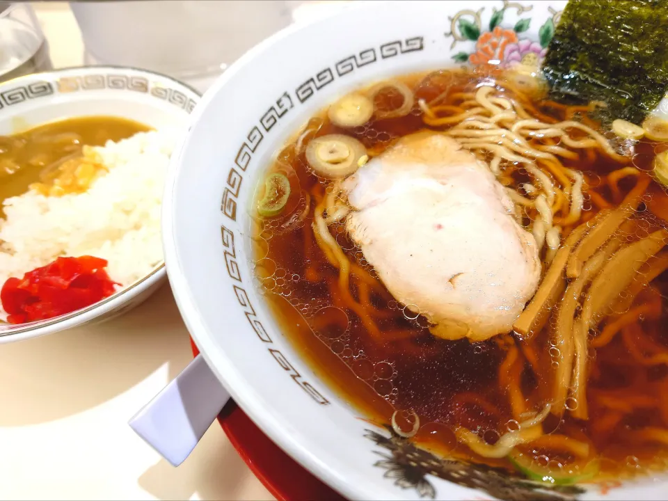 【2025年4月開業】 
【荻窪の本店は1949年創業】 
【完全キャッシュレス対応】 
荻窪中華そば 春木屋 恵比寿店 
中華そば (油少なめ、950円) 
＋ミニ春木屋昭和カレー
 (ご飯少なめ、380円) 
@恵比寿1分 
(JR渋谷駅から徒歩19分)
26007
〈醤2塩3噌󠄀0タ1出0F0冷0混1つ0〉|大脇さん