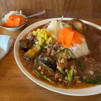 麻婆風茄子🍆と大辛チキンのあいがけ🔥🌶️🐔🍛味玉トッピング🥚🧀🍳ピクルスマシマシ🥒|buhizouさん