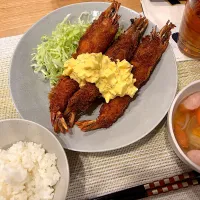 夜ごはん
＊有頭エビフライ
＊コンソメスープ
＊キャベツ•タルタルソース
＊ごはん|さっちんさん