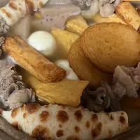 今日の大阪は寒い🥶それでおでん🍢じっくりコトコト。下の方に大根。ジャガイモは別の鍋で煮てます。ヒラ天ごぼう天厚揚げは、全部油抜きをして。すじ肉は、３回茹でこぼし。大根ジャガイモは少し下茹でして。邪魔くさいけど。丁寧に作るとそれだけ美味しい気がします。これで3日は持たせたい❣️|tamemitiさん