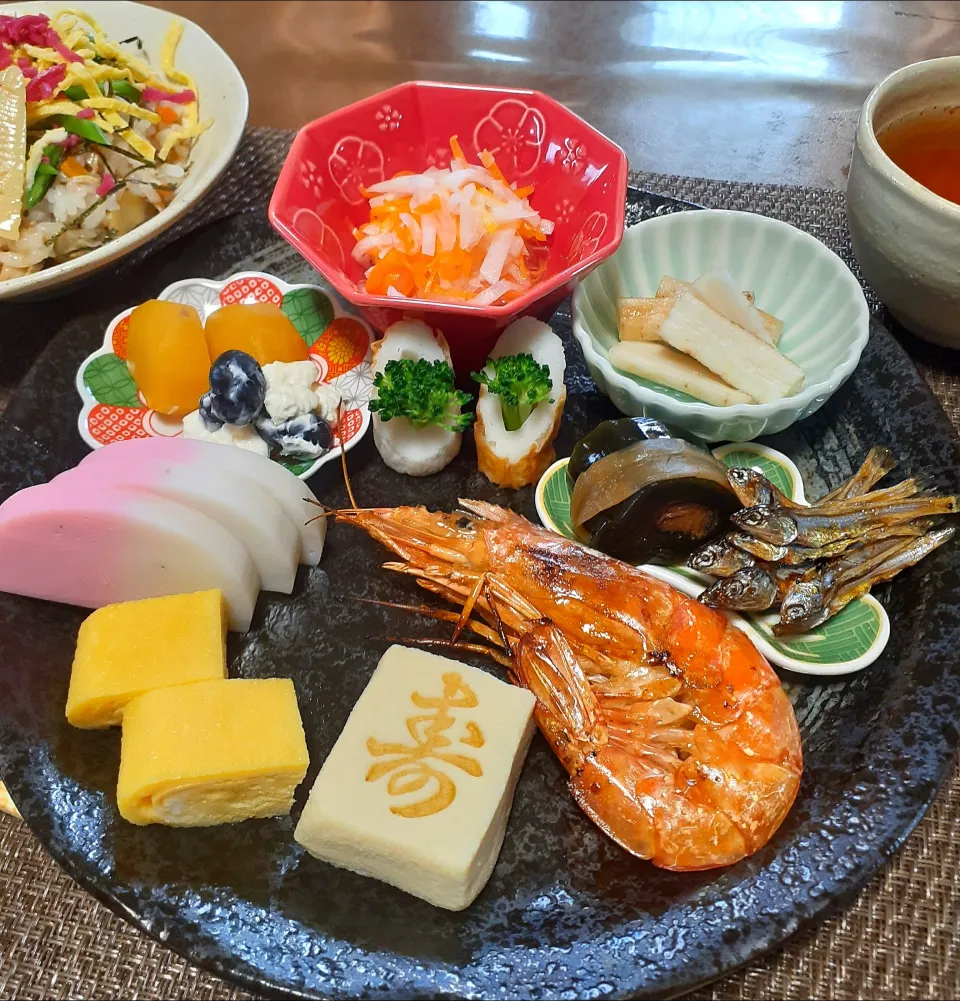 ワンプレートおせち🎍　　　　　　　　　筑前煮リメイクちらし寿司|びせんさん