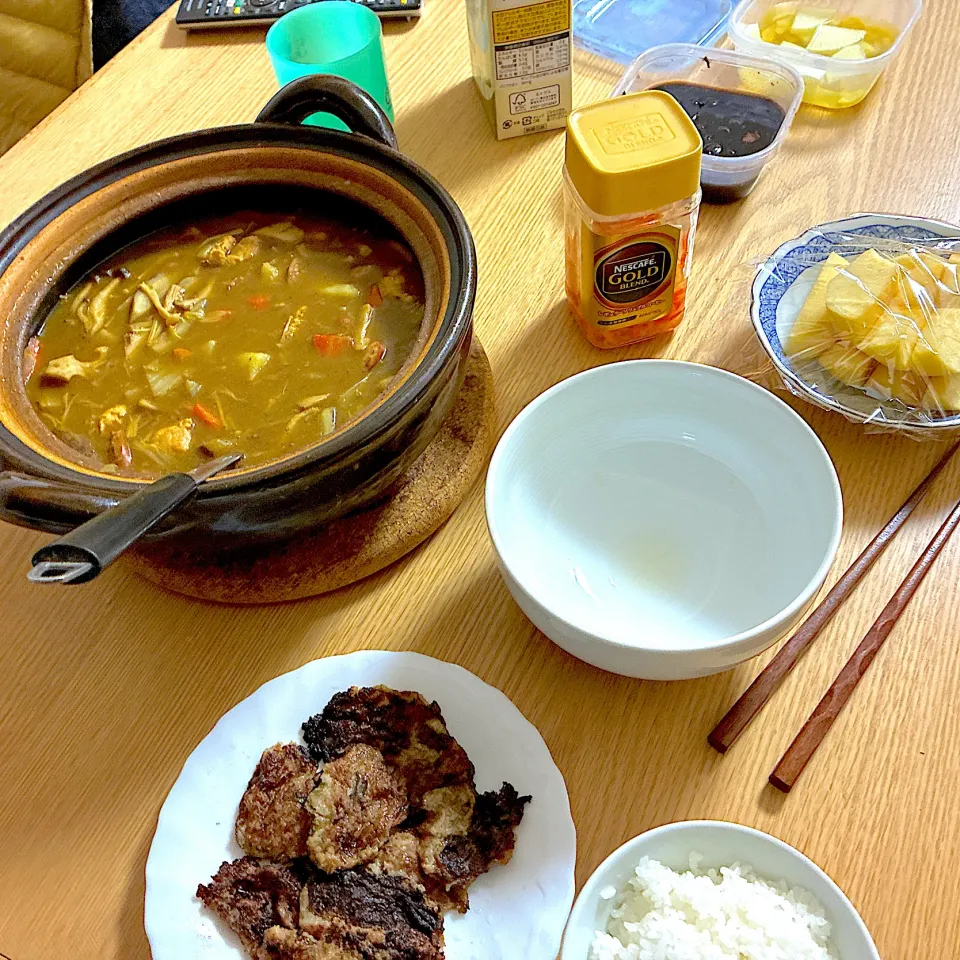 ソーセージと根菜のカレー鍋、山芋の素焼き、なます、黒豆煮、ゆず大根、りんご。|くろーぶやんさん