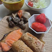 ☆夕飯☆肉巻きお握り、鮭、筑前煮、サラダ、味噌汁、いちご|ｼｮｺﾗさん