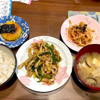 青椒肉絲　きのこと豆腐の味噌汁　韓国風無限もやし　チーズ入りいももち|おさむん17さん