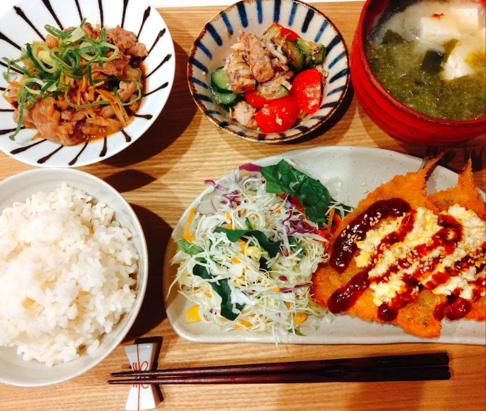鯵フライ、牛肉のしぐれ煮、鯖缶とトマトときゅうりのサラダ、もち麦ご飯、お味噌汁|samさん