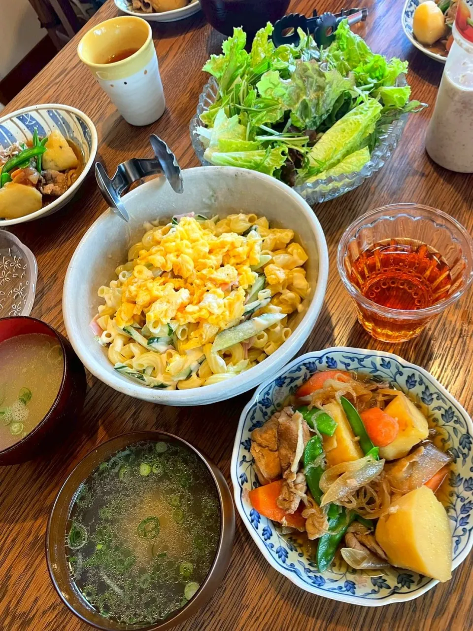 肉じゃが、マカロニサラダ、鶏皮スープのお昼ごはん🎶|fumfumさん