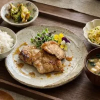 豚肉の塩麹焼き、ブロッコリーとカボチャのチーズ焼き、キャベツときゅうりの中華風サラダ、豆腐とわかめの味噌汁、ご飯