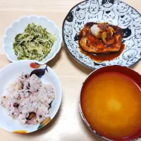 2025 1219　めかじきステーキ　めかぶキャベツ　豆腐とわかめのお味噌汁|いもこ。さん