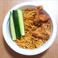 カップ焼きそばに唐揚げときゅうりをのせて|ナナさん