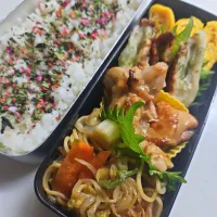 ☆高校生弁当☆麦入りごはん、ふりかけ、紅しょうが卵焼き、竹輪磯揚げ、鶏照り焼き、焼きそば| ｼｮｺﾗさん