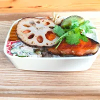 佐賀の泥つきしろいしれんこんのソテーとれんこんサラダ＆鮭のパクチー添えのっけ弁当| まな☆さん