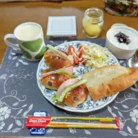 レーズンロールパントーストサンドイッチ、シュガーバターフランスパン、トマト&千切りキャベツ、沢庵、納豆、コーンポタージュスープ、カシスジャム入りヨーグルト(朝ご飯)|enarinさん