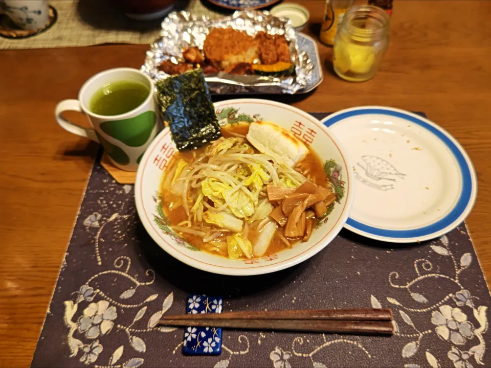 味噌ラーメン、熱い日本茶(昼飯)|enarinさん