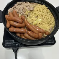 晩御飯☆キムチラーメン鍋。豚こま・ウインナー・もやし・キャベツ・厚揚げ・しめじ・中華麺|Saharaさん