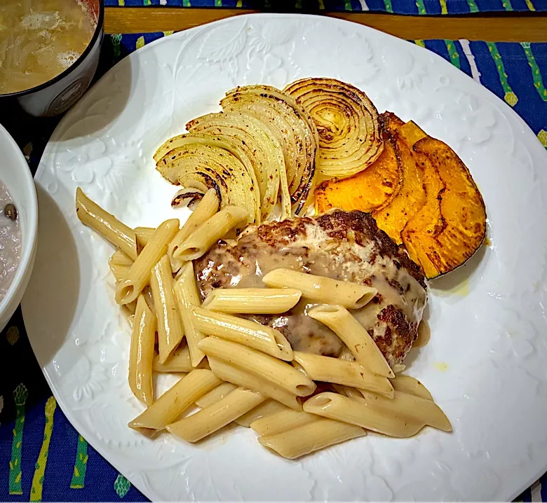 粗挽きハンバーグ〜ソース代わりにポルチーニクリームのペンネを添えて♪|おさむさん