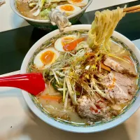 白味噌を入れたスープには、カツオ、昆布、あご、いりこに小エビを入れた出汁をベースに手作り肩ロースのチャーシューを厚めに切った味噌ラーメン|Takeshi  Nagakiさん