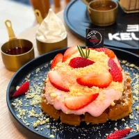 Dessert Time w/ Korean Waffles w/ Strawberry Cream Cheese 🧇🍓🧀🤤