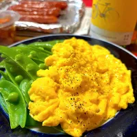 スナップえんどうのとろとろスクランブルエッグ掛け|おかちさん