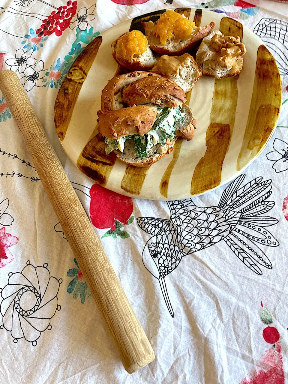 出来立てで試食したのは全粒粉胡桃に韮とクリームチーズをサンドしたベーグル🥯|さくたえさん