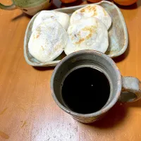 デザートは、旦那さんが買ってきてくれた梅ヶ枝餅とタンポポ珈琲、みかん。|さくたえさん