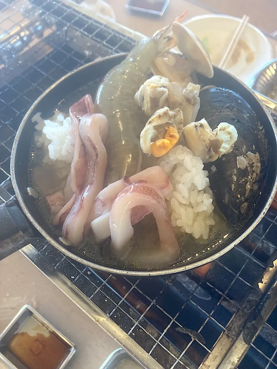 今日の昼ご飯@「海鮮浜焼きバイキング  まるはまのさん⑬  海鮮を煮た煮汁とアヒージョのオイルをミックスし、さらに海鮮を色々投入して海鮮リゾットを作り、〆にいただきます。魚介の出汁が効いて最高です😊|なびさん